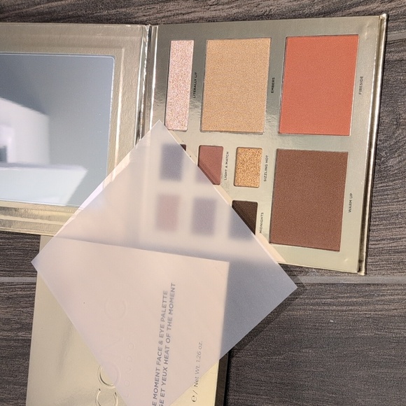 NEW Iconic Heat of The Moment Face & Eye powder palette - Picture 6 of 7